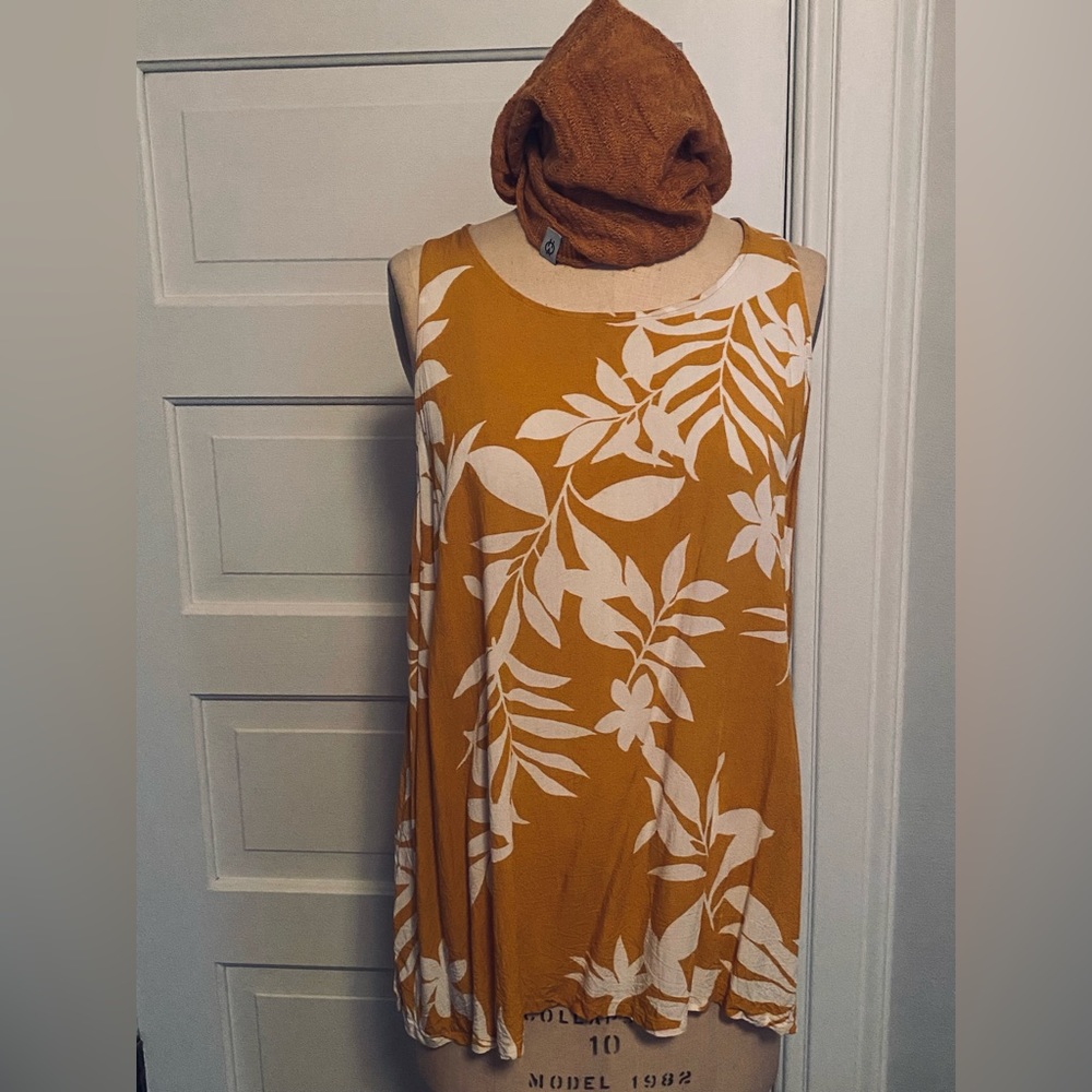 4 / $20 Sale! Gently loved Old Navy XXL rayon floral swing tank*